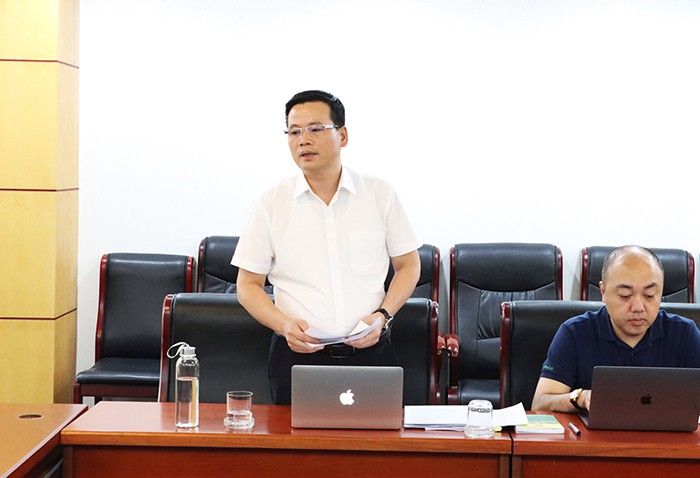 Ông Nguyễn Hồng Quang, Phó Vụ trưởng Vụ Môi trường báo cáo kết quả tổng hợp ý kiến góp ý 