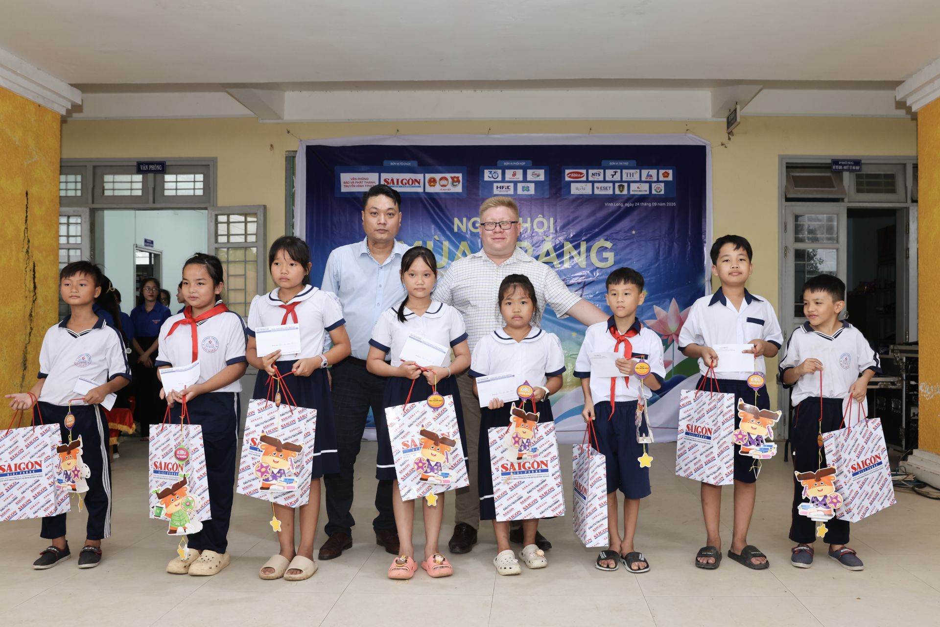 Hình ảnh trao quà cho các em thiếu nhi