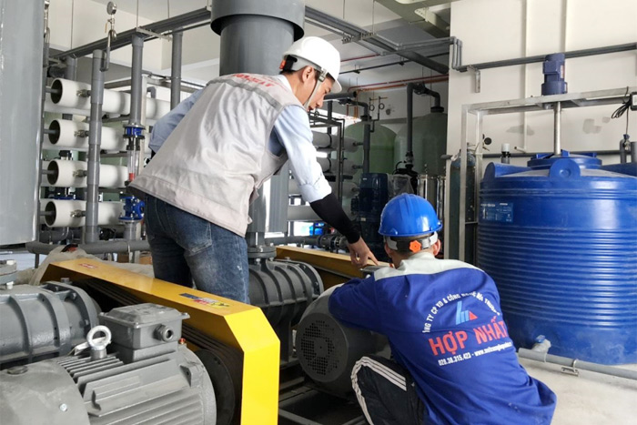 Kỹ sư Hợp Nhất triển khai hệ thống xử lý môi trường tại công trình của doanh nghiệp